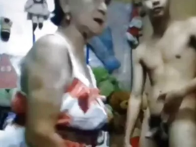 पलंगावर तिच्या प्रियकराला आनंद देणारा चष्मा असलेला कुरळे केस असलेला बिंबो