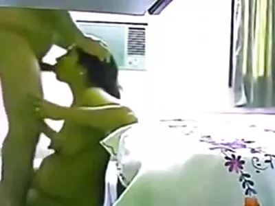बस्टी लॅटिना बाथरूम मध्ये तिच्या रूममेटला fuck करते