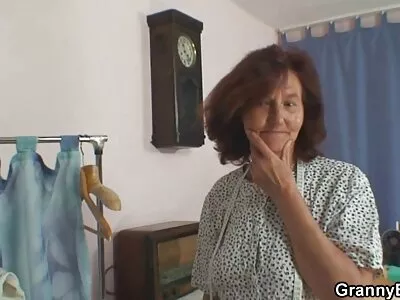 स्कायलर वोक्स ब्लोजॉब देते आणि लिव्हिंग रूममध्ये चोखले जाते