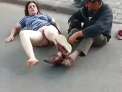 सर्बियन सौंदर्य चेरी किस एका ताठ शाफ्टवर मोठ्या आनंदाने फिरते