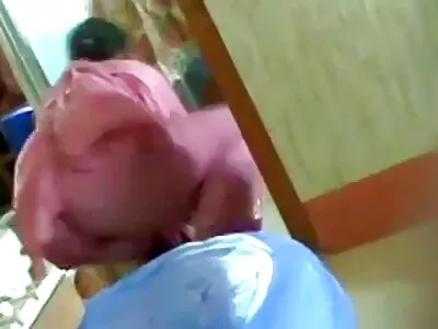 टॅटू काढलेला काळा माणूस त्याचा लंड ज्युडीच्या कंटहोलमध्ये खोलवर चिकटवतो