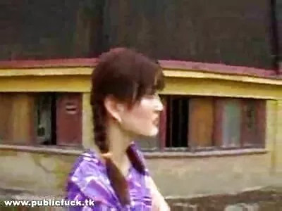 गोंडस मुली एकमेकांना समाधान देत आहेत
