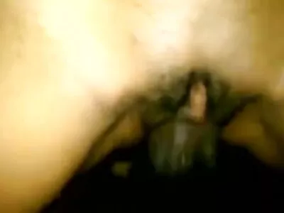 गोरी केसांची मिन्क्स अलेक्सा ग्रेस तिची मुंडकी पुच्ची लावून घेत आहे