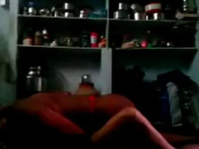 ताजे गोरा पूर्णपणे नग्न असणे पसंत करते