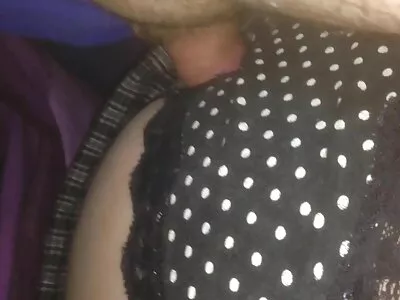 शेव्ड स्टॅलियन एका तेलकट हॉटीच्या आत खोलवर जाते