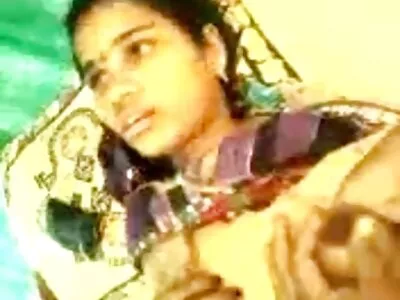 कुरळे, आबनूस पिल्लू एक खडबडीत चोऱ्याला चोखते