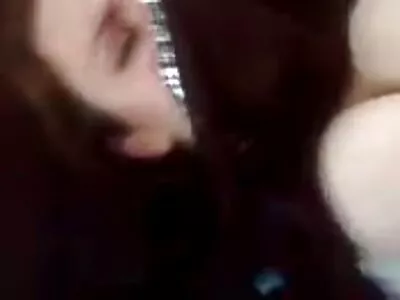 टॅन केलेला एमआयएलएफ अलाना क्रूज अंथरुणावर छान झोकून देतो
