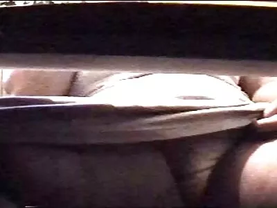 एक सुंदर गांड असलेली आशियाई एक चिकट चेहर्यासह