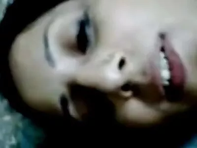 खडबडीत श्यामला तिच्या विवाहित शेजाऱ्याला चोखते