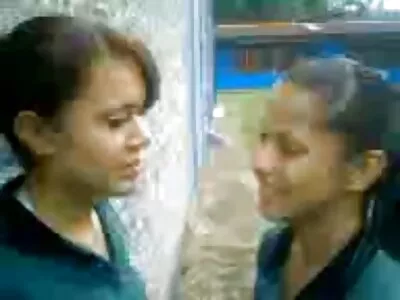 रसाळ मिल्फने एक बेवकूफ लंड भरला