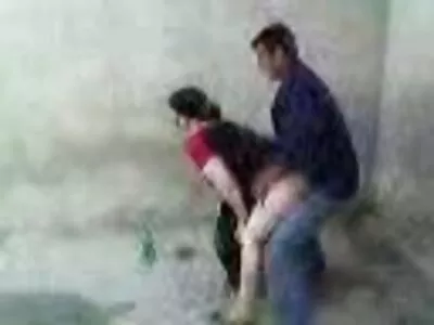 ब्रँडी तालोर तिचे मोठे स्तन दाखवत आहे