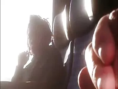 डोळ्यावर पट्टी बांधलेला गोरा नेहमीपेक्षा जास्त आनंद घेत आहे