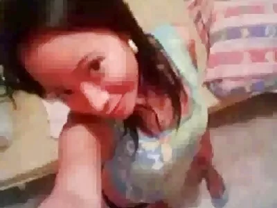 Slutty श्यामला गरम कॉक क्रीम गिळत आहे