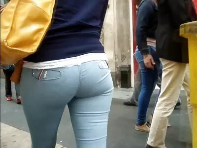 दोन मुली एक हार्ड डिक शेअर करत आहेत