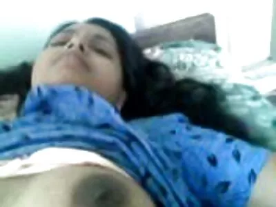 ब्रॅटी शाळकरी मुलगी Tory Bellamy तिच्या टपकावलेली ओले पुच्ची सोडून देते