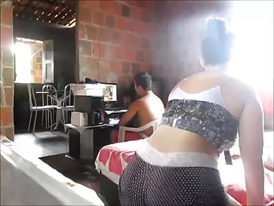 मुंडलेल्या कोंबड्यासाठी डो डोळे होनी पसरते