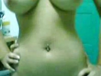 Slutty कॉलेज मुलगी मोठे चेंडू चोखत आहे