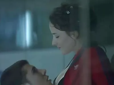 डार्सी डॉल्से तिच्या बस्टी स्टेपमॉम कडून चोखत आहे