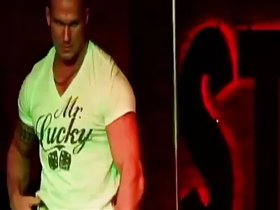 किम्बर ली तिच्या चेहऱ्यावर कामुक चुदाई केल्यानंतर कम घेते