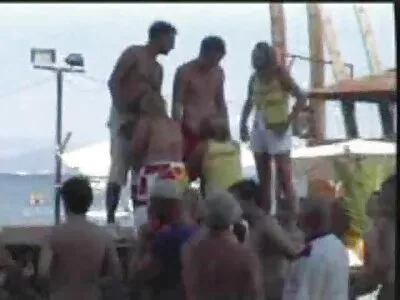 लॅसी लेनन आणि रोझॅलीन स्फिंक्स चोखताना एकमेकांची पुच्ची चाटतात