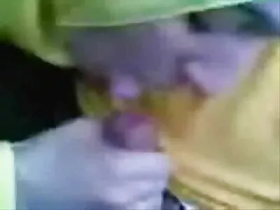 लहान मुलगी खूप छान blowjobs देते
