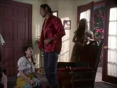 लवचिक मुलगी तिच्या पुच्चीला घासत आहे
