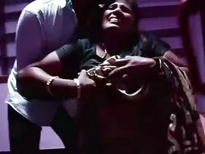 बिग डिक चालवताना मिस पॉल सुखाच्या आनंदात विलाप करते
