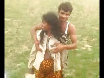 निळ्या डोळ्यांचे सौंदर्य स्कायलर स्नो तिच्या लंड चोखण्याच्या कौशल्याचा सराव करत आहे