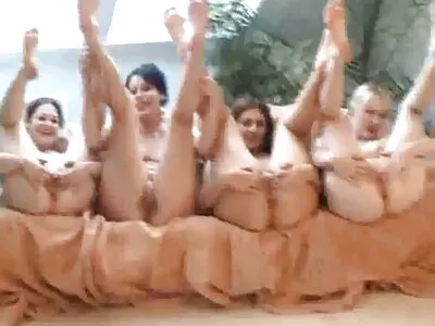 Mandy Muse एक लवचिक वेश्या आहे